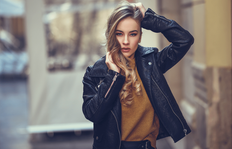 femme posant devant un appareil photo d'un photographe de mode en Bourgogne-Franche-Comté 