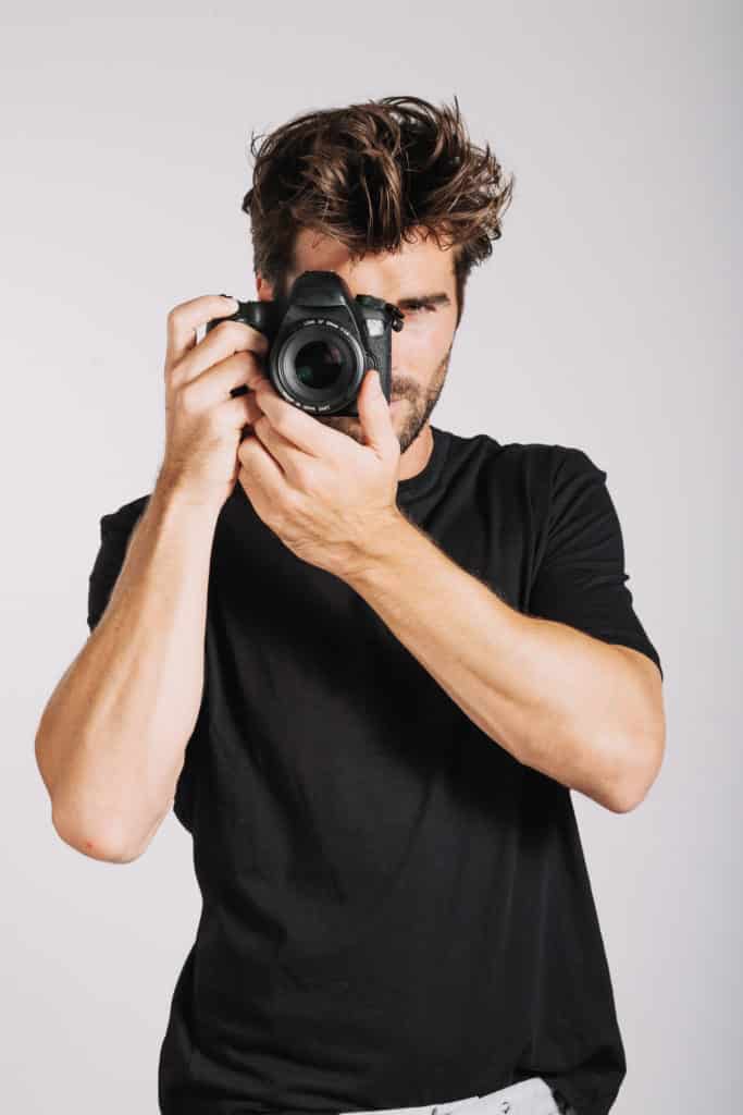 photographes Île de France. Un employé photographe se fait prendre en photo par un autre photographe en Ile de France