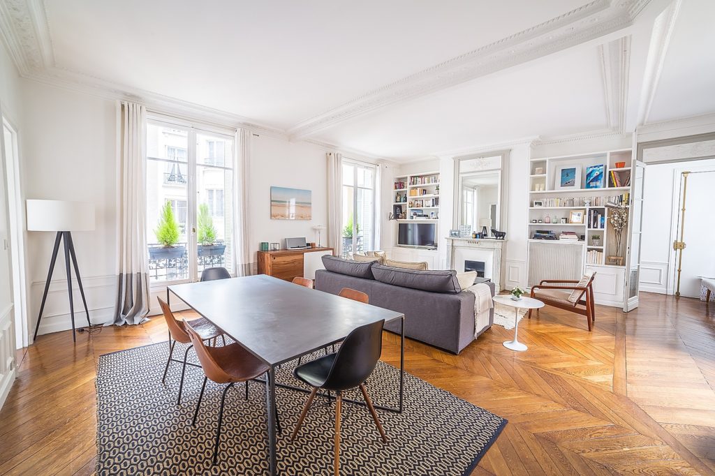 photographes à Mayotte dans un appartement avec table et canapé pris par un photographe immobilier